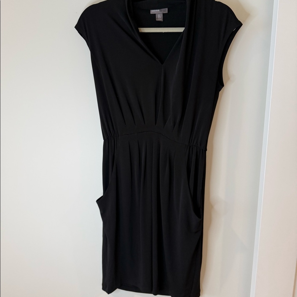 Donna Ricco Black Cap Sleeve Pleated V-Neck Dress Size 6